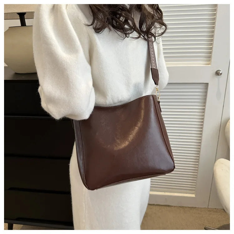 New Trendy Retro High-End Womens Bag  Autumn Winter New Splicing Bucket Bag For Fashion Versatility Large Capacity Shoulder Bag