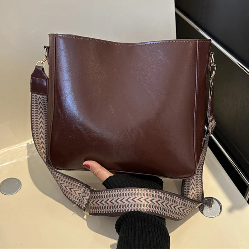 New Trendy Retro High-End Womens Bag  Autumn Winter New Splicing Bucket Bag For Fashion Versatility Large Capacity Shoulder Bag