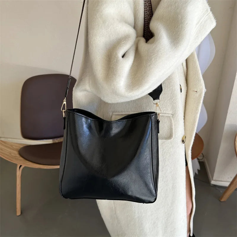 New Trendy Retro High-End Womens Bag  Autumn Winter New Splicing Bucket Bag For Fashion Versatility Large Capacity Shoulder Bag